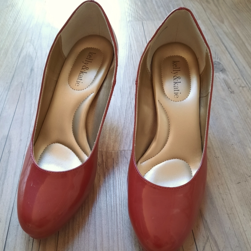 Red pumps